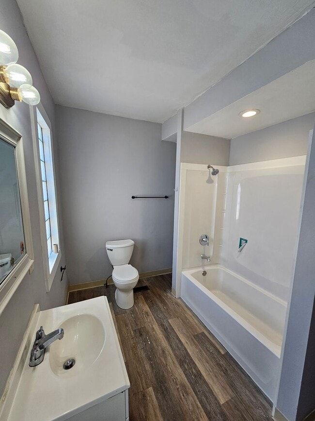 Building Photo - Wakefield7010-7014