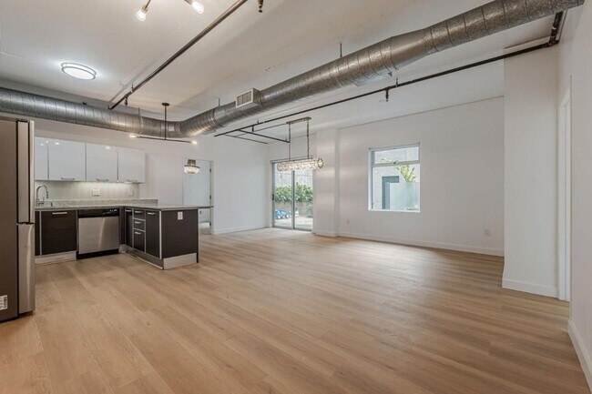 Building Photo - 645 W 9th St