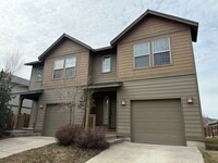 Building Photo - 3 Bed/2.5 Bath Townhome in NE Bend - Canoe Court