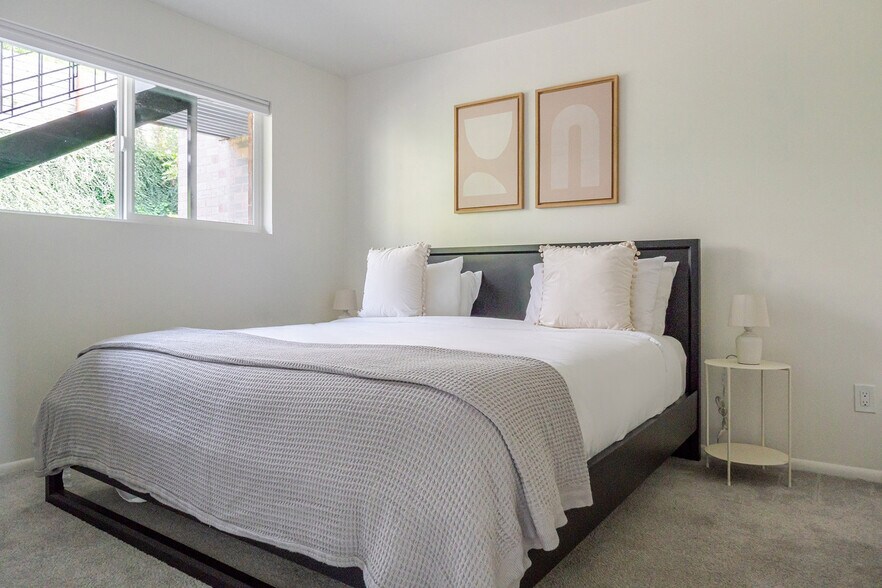 Building Photo - 2850 15th Ave W