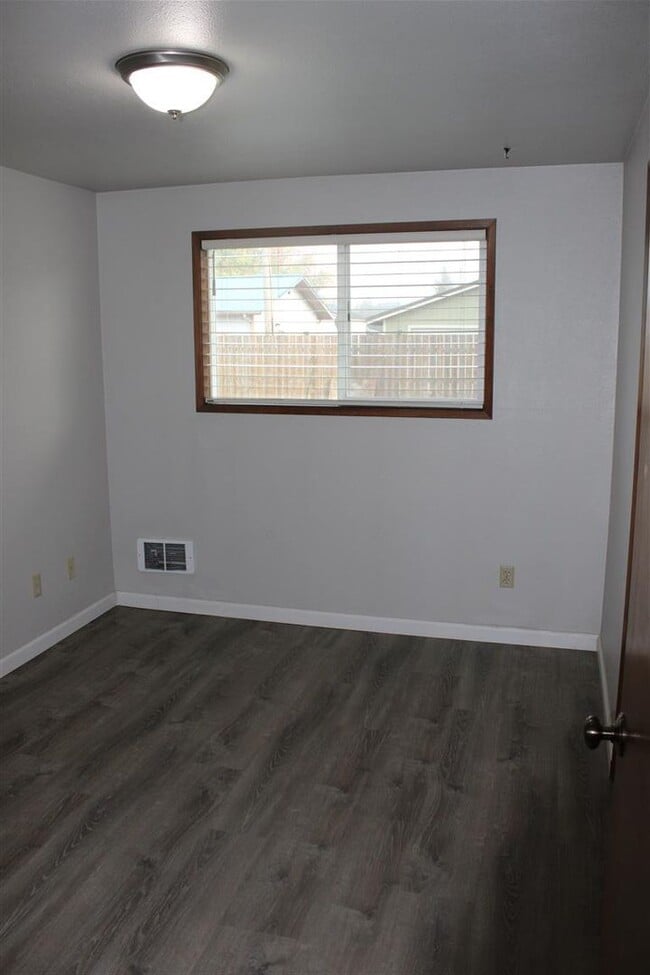 Building Photo - 2 Bedroom, 1 Bathroom Duplex!!!!