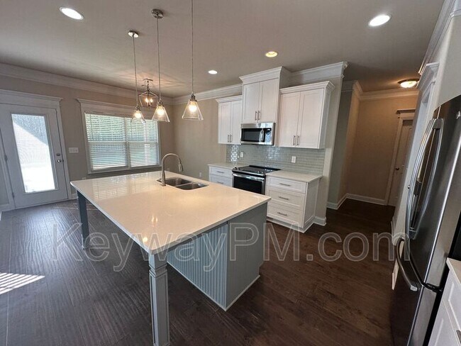 Building Photo - 688 Tree Top Trl