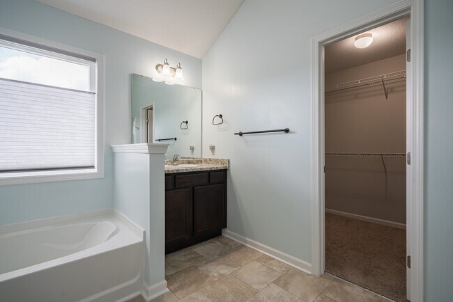 Building Photo - 418 Huntington Dr