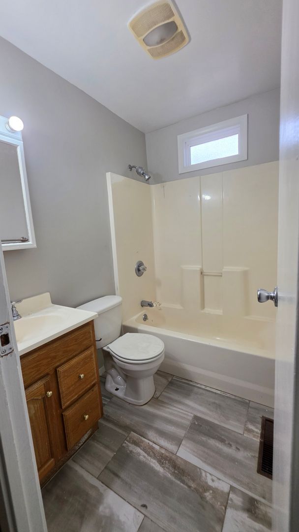 Building Photo - 1418 Hollycrest Dr