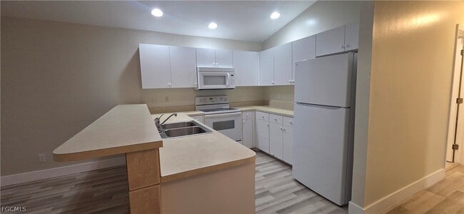 Building Photo - 1019 SE 12th Terrace