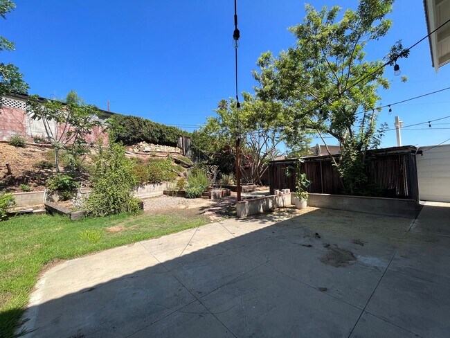 Building Photo - 4 Bed 3 Bath in Del Cerro