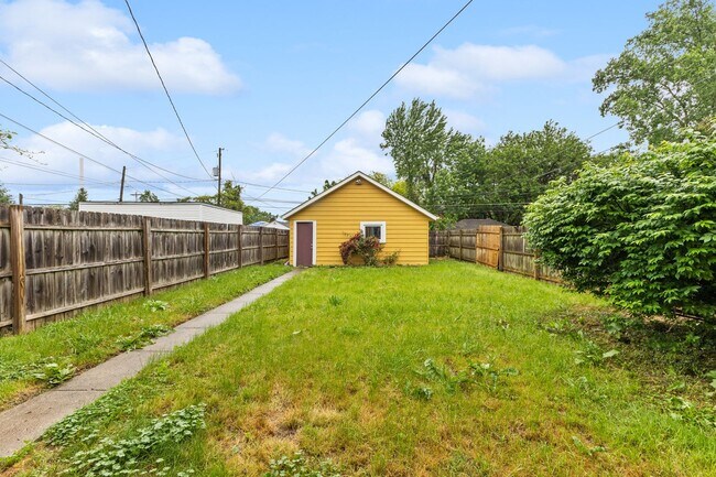 Building Photo - Charming 3-Bed Dutch Colonial with Modern Updates & Massive Yard – Minutes from German Village!
