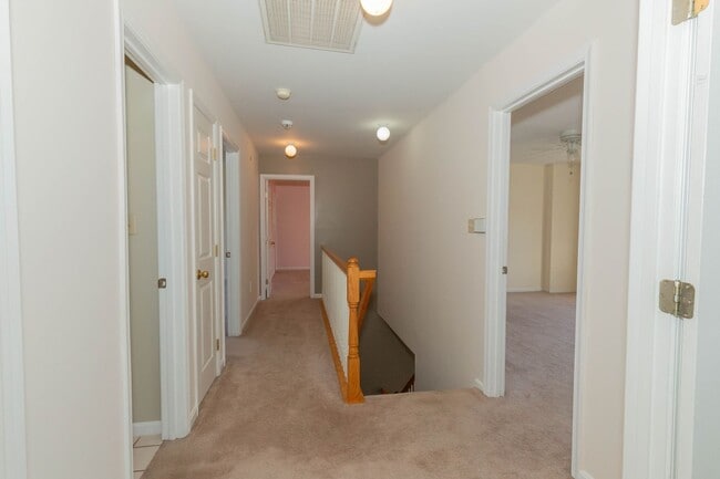 Building Photo - 4 bed, 3.5 bath Single Family Home in Charles Town, WV