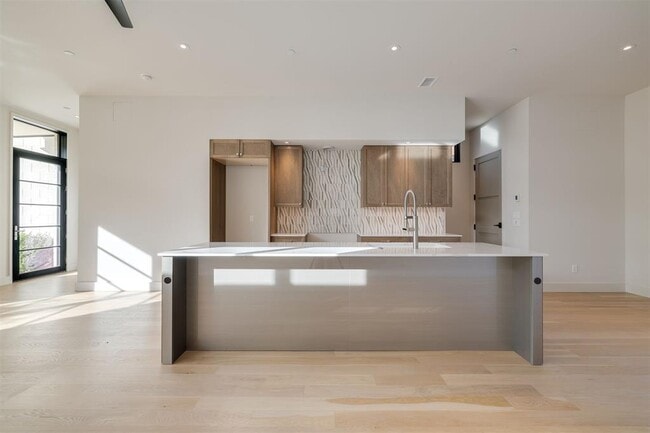 Building Photo - 1303 N Dewey Ave