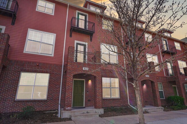 Building Photo - Immaculate 3 Bedroom Townhome Near Downtown COS