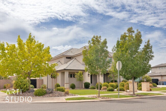 Building Photo - Gorgeous 5 bed 4 bath with AWESOME BACK YA...