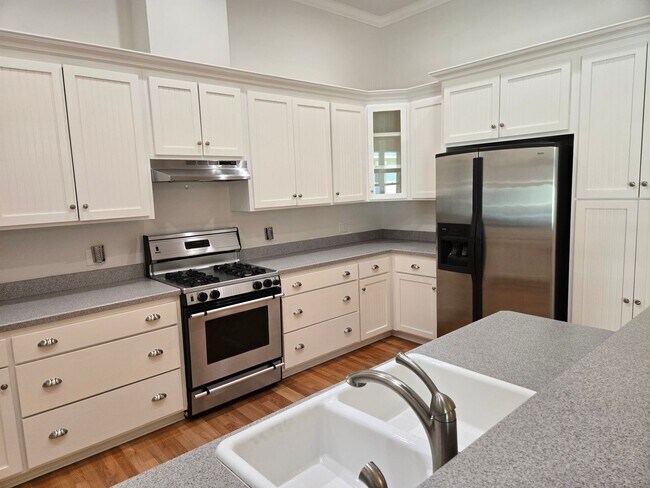 Building Photo - 3-bedroom, 2-bathroom cottage-style villa in Savanna Pointe