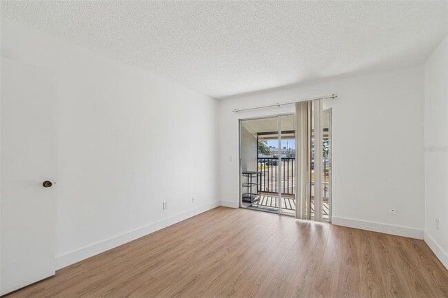 Building Photo - 4511 S Oak Dr