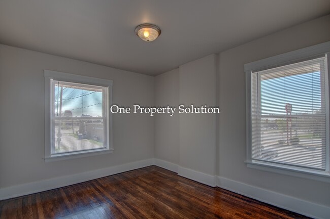 Building Photo - 456 Tyler St