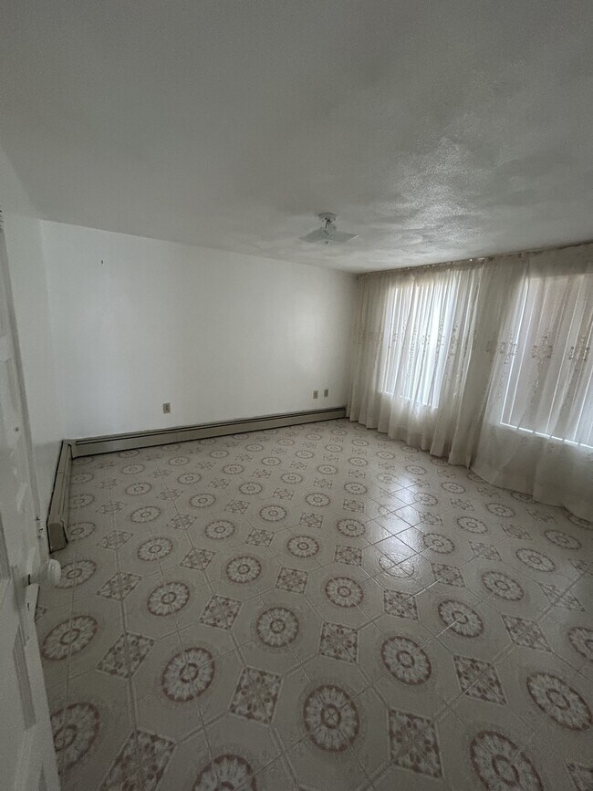 Building Photo - 58 Maple St