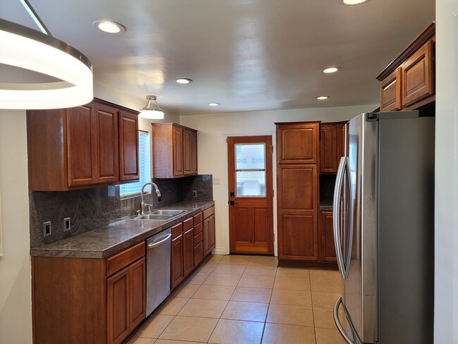 KITCHEN - 2604 Graham Ave