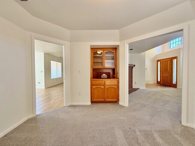 Building Photo - 5663 Montclair Cir