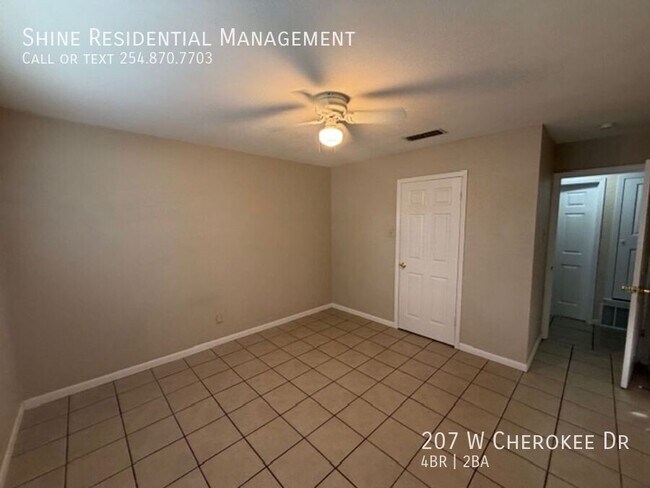 Building Photo - 207 W Cherokee Dr