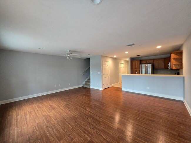 Building Photo - 3BR/3BA Two-Story Quad – Prime Location & Move-In Ready!