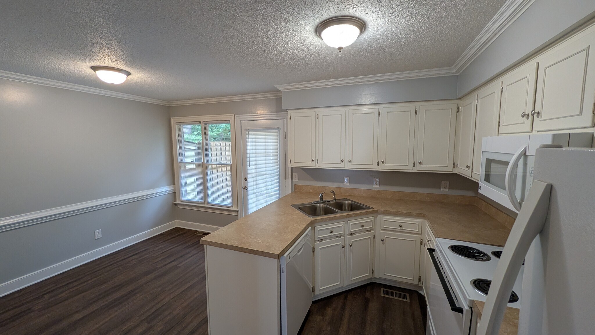Eat-in Kitchen - 318 Olde Towne Dr