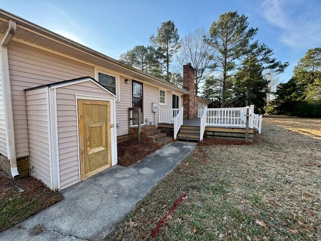 Building Photo - 108 Seymour Dr