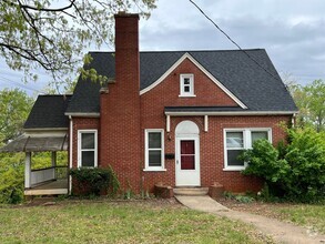 Building Photo - Brick Home with 1st Floor Bedroom