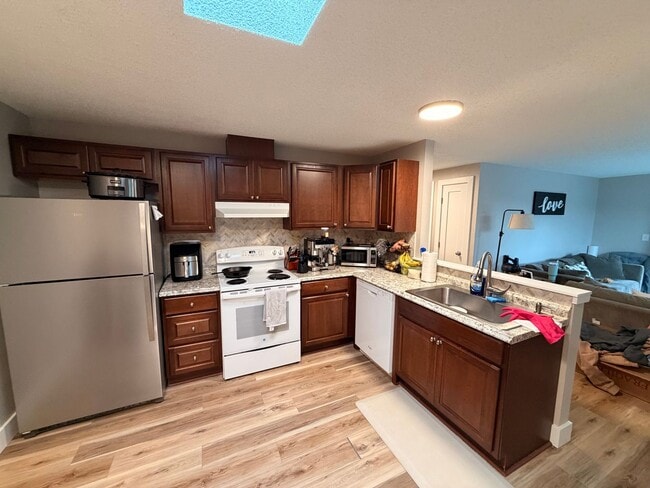 Building Photo - Fully Furnished 2 bed, 1 bath w/ Garage in Puyallup!