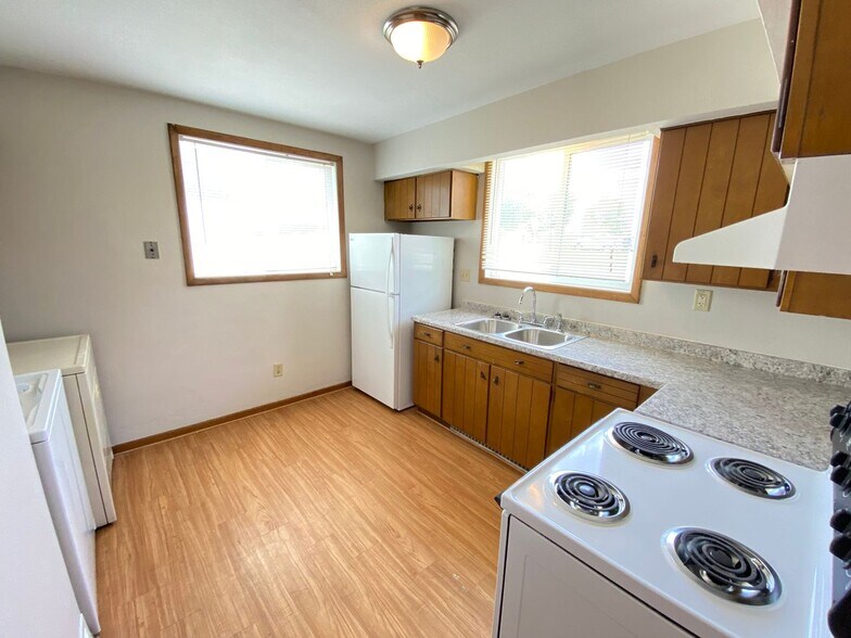 Building Photo - 610 E Seerley Blvd