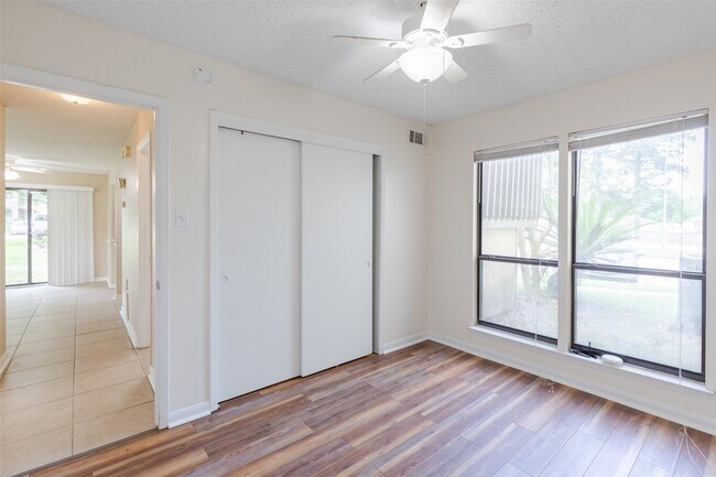Building Photo - 15919 Golf Club Dr