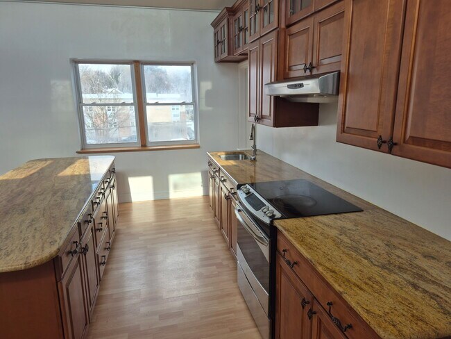 Building Photo - 807 Sarah St