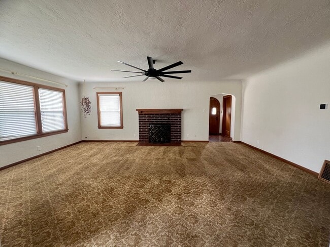 Building Photo - *** JUST REDUCED & MOVE- IN SPECIAL *** 3 Bedroom, 2 Bathroom charming Craftsman Style Home nestl...