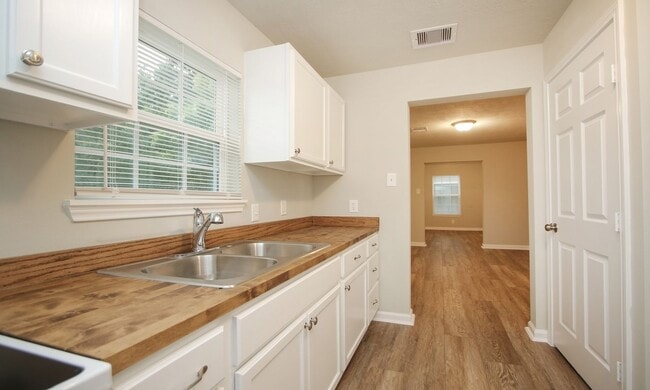 Building Photo - Historic Row House District – Move-In Special! Only $497 Deposit (with fully qualified applicatio...