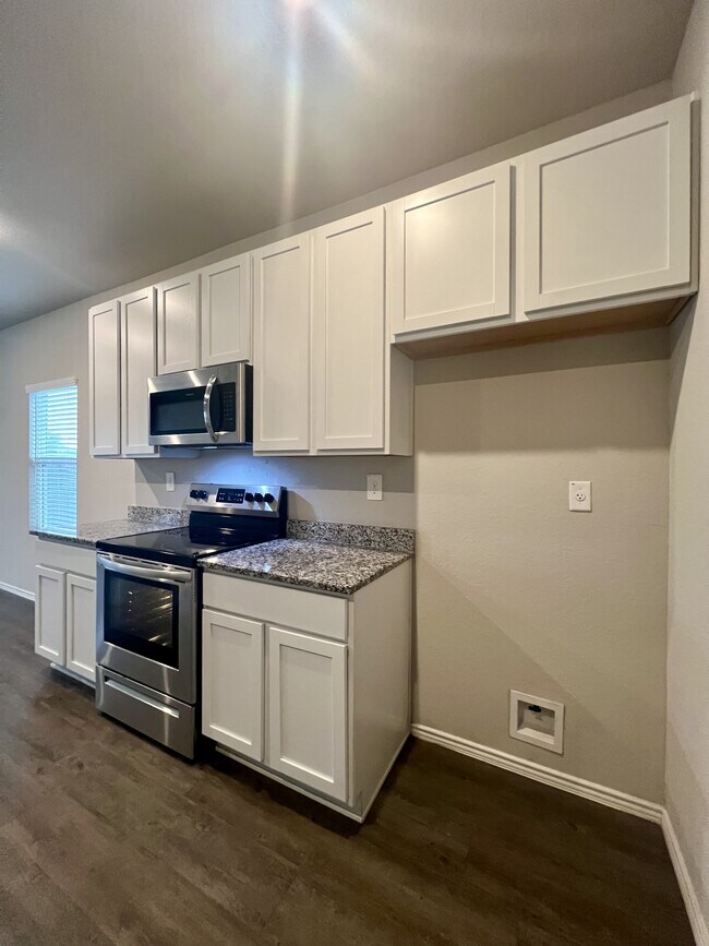 Building Photo - 596 Jennifer Wy