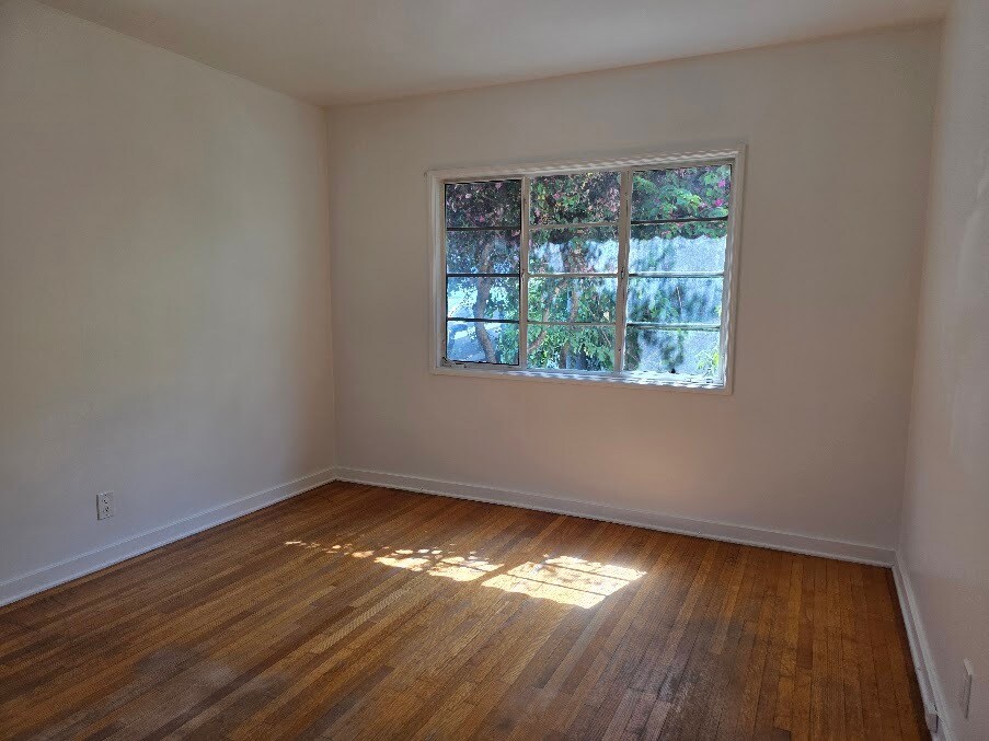 Building Photo - 10917 Moorpark St
