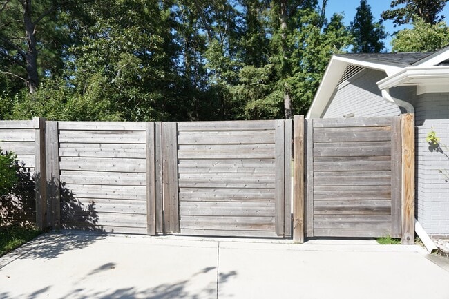 Building Photo - 109 E Sand Hills Dr
