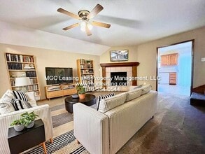 Building Photo - Charming Raymore Retreat with Extra Storag...