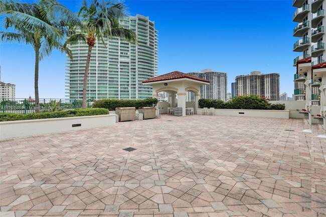 Building Photo - 20000 E Country Club Dr