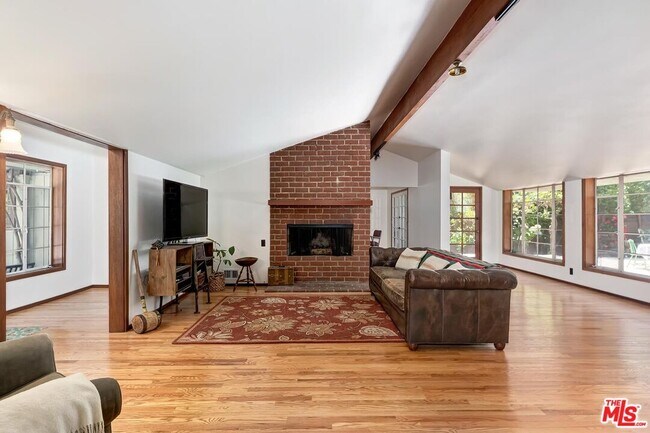 Building Photo - 515 N Kenter Ave