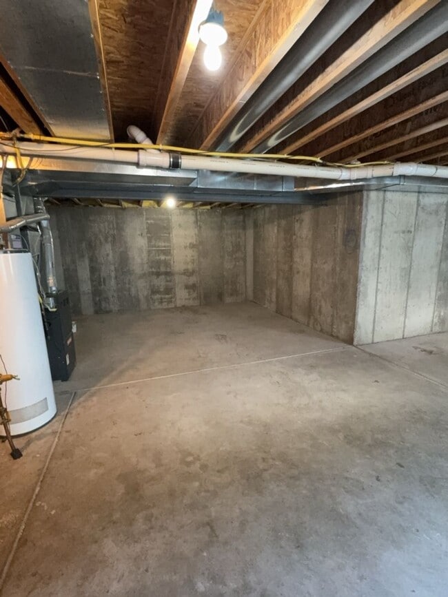 Building Photo - Spacious 3 Bed, 2.5 Bath Home with Oversiz...