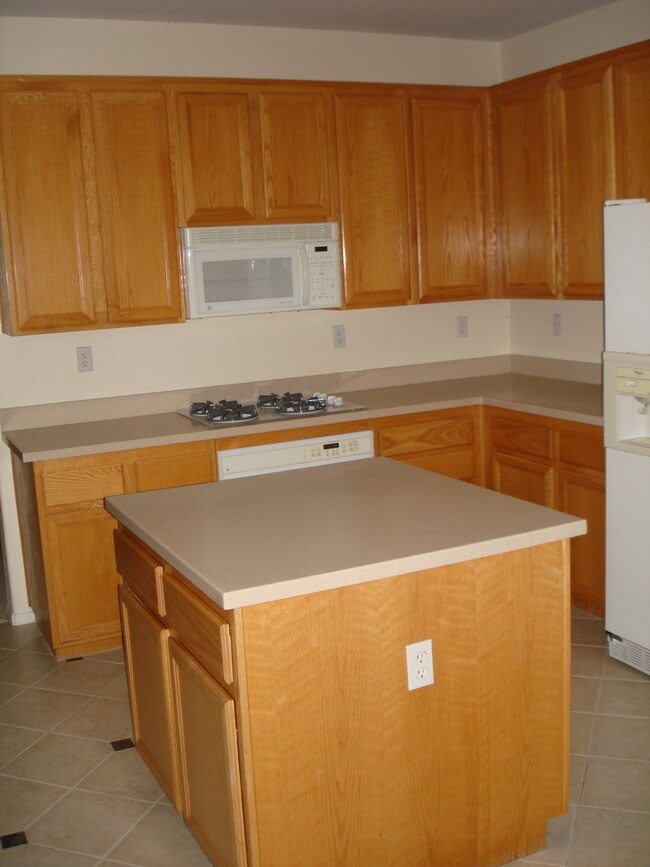 Building Photo - Amazing 4 bedroom home in gated community near highly rated schools and beach