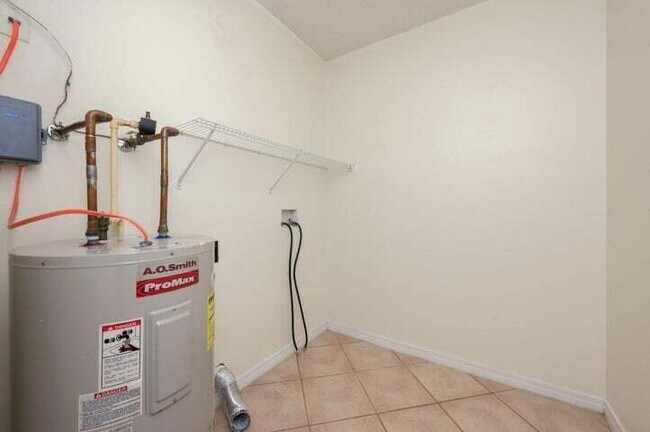 Building Photo - Move in ready Townhome in Fort Walton Beach close to Eglin AFB!