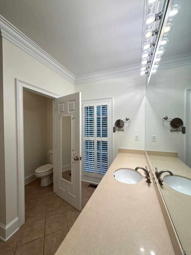 Building Photo - Cotswold Home