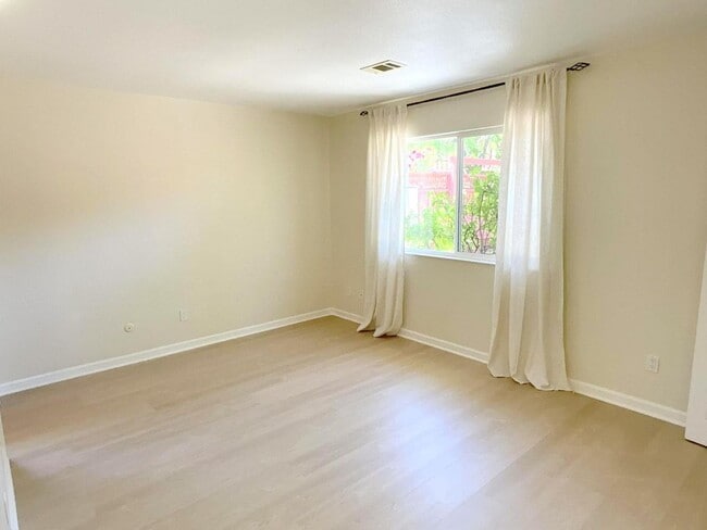 Building Photo - NEW PRICE ! Newly updated Danville Greenbr...