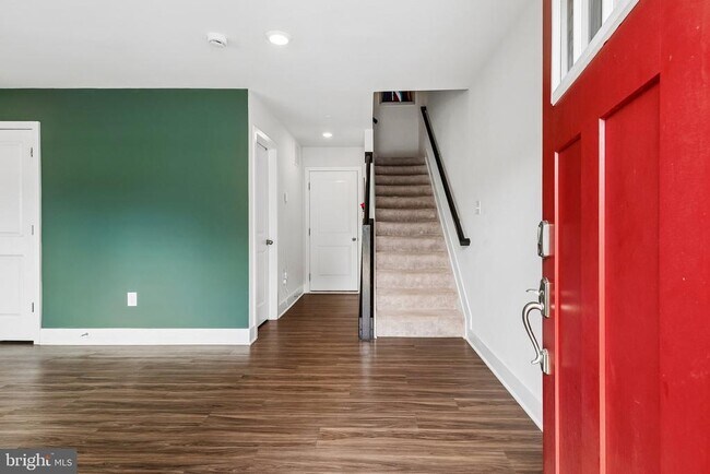 Building Photo - 6941 Waterbury Pl