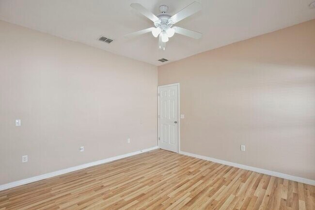 Building Photo - Spacious 4/2 Home with a Large Fenced Backyard and a 2 Car Garage Located in Buena Ventura Lakes ...