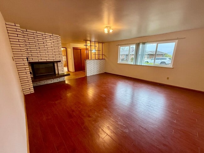 Building Photo - Lakeridge Home