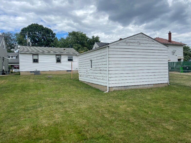 Building Photo - 735 Vogel Ave NE