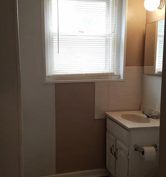 Building Photo - 2511 Rockhurst Rd