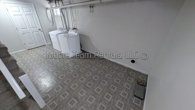 Building Photo - 3/2 House W/ Basement Garage/Storage