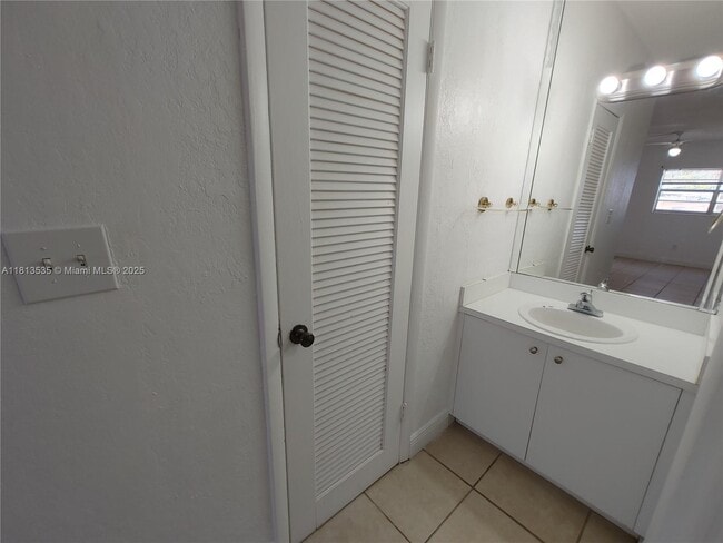 Building Photo - 1305 W 53rd St